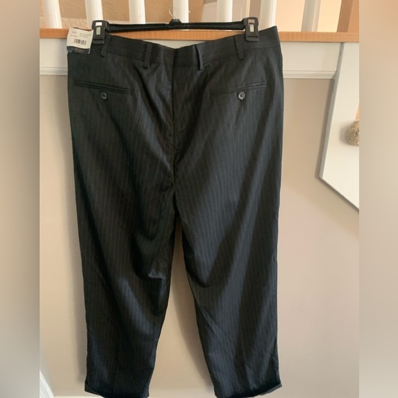 Men’s Van Heusen pleated grey pinstripe pants, NWT - Picture 3 of 4